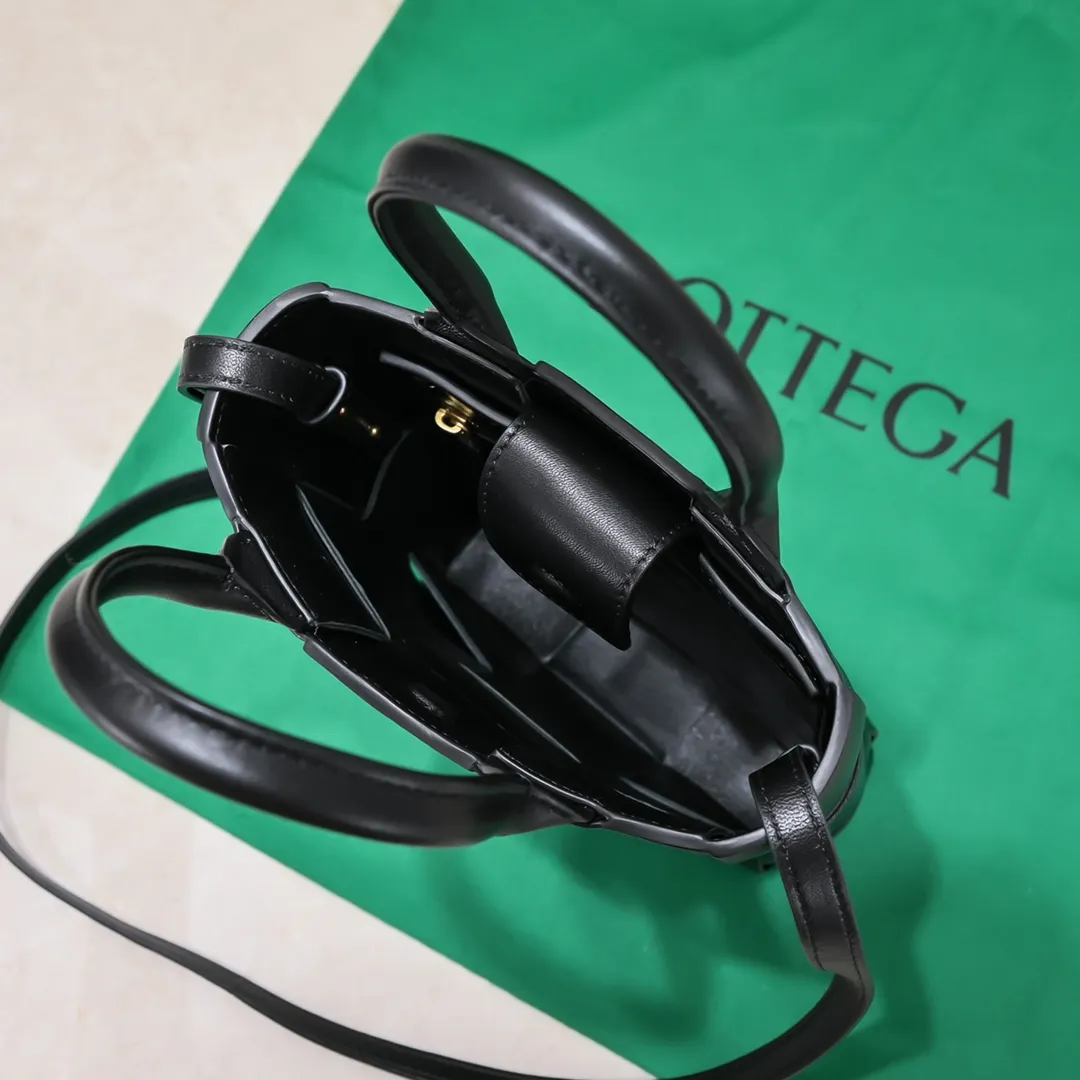 Batch 1460 New 🔻 Mini Intreccio woven leather tote bag with removable shoulder strap • One internal zip pocket • Magnetic closure • Lining: composite sheepskin • Accessories: gold finish • Height: 22 cm • Width: 16.5 cm • Depth: 5.5 cm • Handle height: 11.5 cm • Strap height: 50 cm, model number; 6688-3#